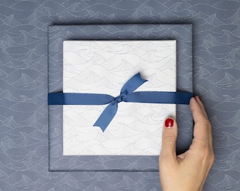 Geschenkpapier zur Hochzeit, Taufe oder Kommunion in Blau und Weiß | maritime Geschenkverpackung mit Wellenmuster | doppelseitiges Papier