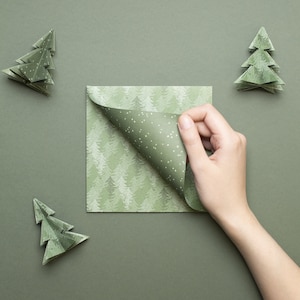 Origami Papier Weihnachten - Weihnachtsdeko basteln mit weihnachtlichem Origami Papier, Origami Papier grün zum Weihnachtsschmuck basteln