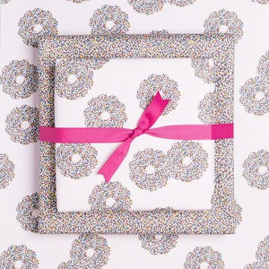 3x Doppelseitiges Geschenkpapier Weihnachten Schokokranz und bunte Streusel in rosa und braun aus Recyclingpapier für Erwachsene & Kinder