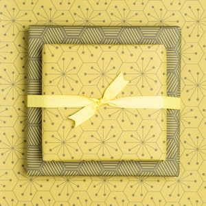 3x Doppelseitiges Geschenkpapier geometrische Fliesen in frischem grün aus Recyclingpapier, modernes Papier für Frühlingsgeschenke und Deko