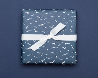Vögel Geschenkpapier blau - maritimes Geschenkpapier mit Möwen, Geschenkverpackung für Taufe, Kommunion oder für Männergeschenke