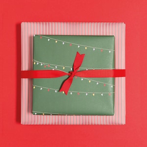 Weihnachtsgeschenkpapier mit Lichterketten, Weihnachtspapier mit Weihnachtslichtern, nachhaltige Geschenkverpackung mit Partylichtern