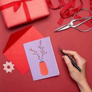 Klassische Weihnachts-Klappkarte mit Ilex Zweig - nachhaltige Weihnachtskarte mit rotem Umschlag - moderne Weihnachtsgrußkarte ohne Text