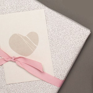 Herz Karte grau, Postkarte mit Herz Kieselstein, Karte zur Hochzeit, für Valentinsgrüße, als Liebesbotschaft, schlichte Karte zum Muttertag