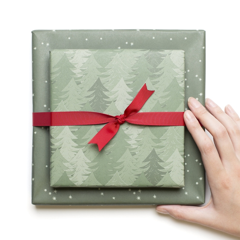 3x papel de regalo de doble cara Árboles de Navidad y estrellas en verde de papel reciclado, paquete de regalo festivo de Navidad para hombres y mujeres imagen 2