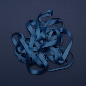 5m Geschenkband Dunkel Blau, Schleifenband angenehm zu binden zum Geschenke verpacken,  5m langes, 16mm breites stabiles Ripsband