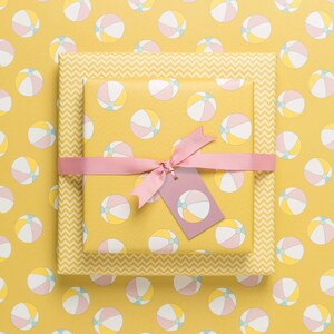 3x Doppelseitiges Geschenkpapier "Wasserbälle" und Chevron Muster in gelb aus Recyclingpapier - ideal für sommerliche Kindergeburtstage