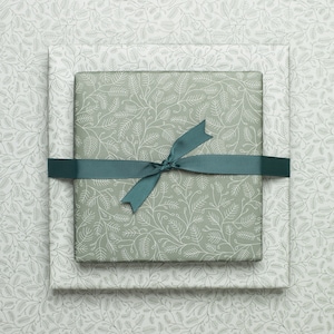 Weihnachtsgeschenkpapier mit Tannenzweigen in grün und mint, edle Geschenkverpackung aus nachhaltigem Geschenkpapier für Männer & Frauen