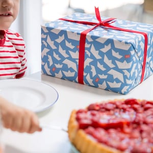 Blaues Geschenkpapier mit Papierschiffchen - Kinder Geschenkpapier mit Papierboot Muster, ideal für Kindergeburtstag, Taufe, zur Geburt
