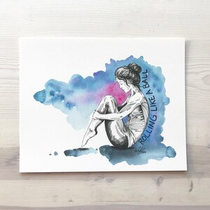 Puede incluir: Una ilustraci&oacute;n en blanco y negro de una persona sentada con las piernas cruzadas, con un fondo de acuarela azul y morado. El texto "Rolling like a ball" est&aacute; escrito verticalmente en el lado derecho de la imagen.