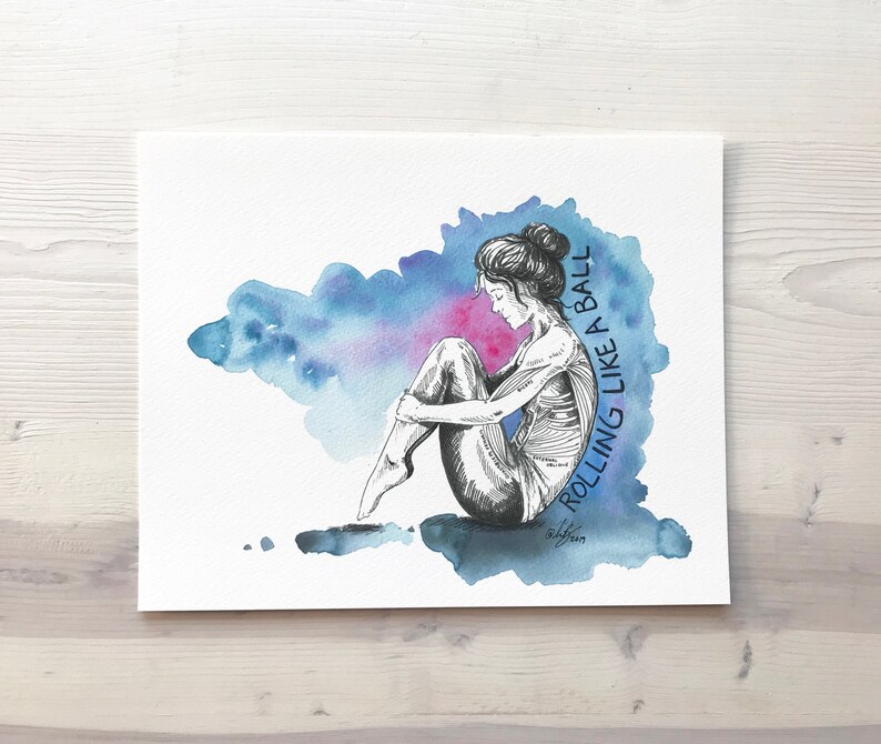 Puede incluir: Una ilustraci&oacute;n en blanco y negro de una persona sentada con las piernas cruzadas, con un fondo de acuarela azul y morado. El texto "Rolling like a ball" est&aacute; escrito verticalmente en el lado derecho de la imagen.