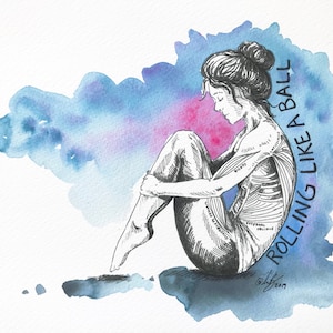 Puede incluir: Una ilustraci&oacute;n de acuarela de una persona sentada con las piernas cruzadas, con el texto "Rolling like a ball" escrito alrededor de la figura. Los m&uacute;sculos de la persona est&aacute;n dibujados en detalle, y el fondo es una acuarela azul y p&uacute;rpura.