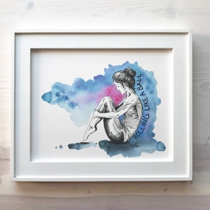 Puede incluir: Una pintura de acuarela de una mujer sentada con las piernas cruzadas, con un fondo de acuarela azul y rosa. El texto "Rolling like a ball" est&aacute; escrito verticalmente en el lado derecho de la imagen.