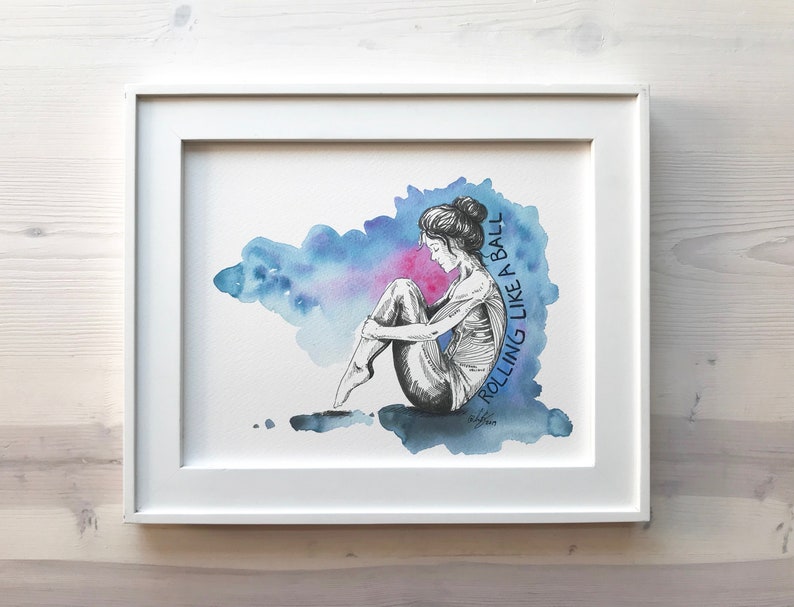 Puede incluir: Una pintura de acuarela de una mujer sentada con las piernas cruzadas, con un fondo de acuarela azul y rosa. El texto "Rolling like a ball" est&aacute; escrito verticalmente en el lado derecho de la imagen.