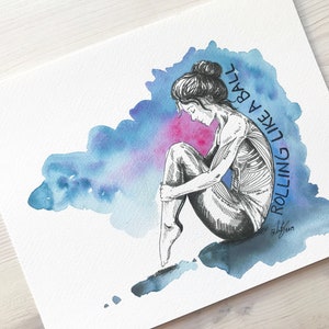 Puede incluir: Un dibujo en blanco y negro de una persona sentada con las piernas metidas, que se asemeja a una pelota. El dibujo est&aacute; sobre un fondo de acuarela con tonos de azul, rosa y morado. El texto "ROLLING LIKE A BALL" est&aacute; escrito verticalmente en el lado derecho de la imagen.