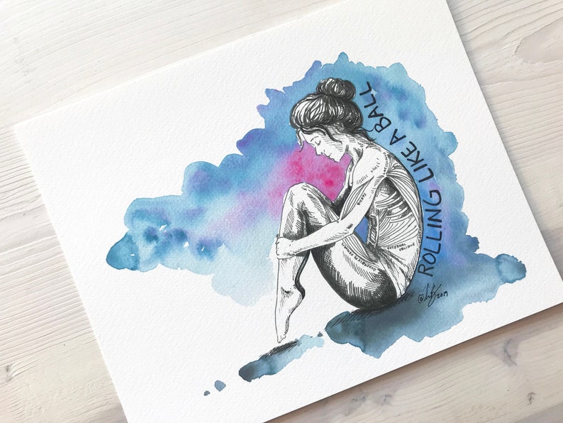 Puede incluir: Un dibujo en blanco y negro de una persona sentada con las piernas metidas, que se asemeja a una pelota. El dibujo est&aacute; sobre un fondo de acuarela con tonos de azul, rosa y morado. El texto "ROLLING LIKE A BALL" est&aacute; escrito verticalmente en el lado derecho de la imagen.
