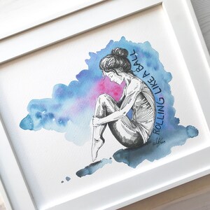 Puede incluir: Una pintura de acuarela de una mujer sentada con la cabeza gacha. El fondo es una acuarela azul y rosa. El texto "ROLLING LIKE A BALL" est&aacute; escrito verticalmente en el lado derecho de la imagen.