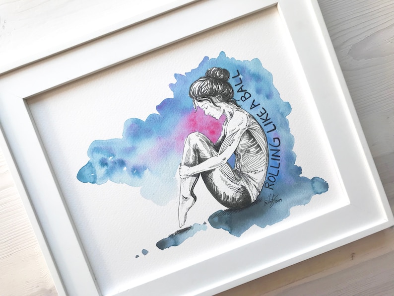 Puede incluir: Una pintura de acuarela de una mujer sentada con la cabeza gacha. El fondo es una acuarela azul y rosa. El texto "ROLLING LIKE A BALL" est&aacute; escrito verticalmente en el lado derecho de la imagen.