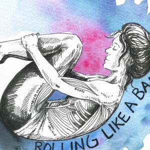 Puede incluir: Un dibujo en blanco y negro de una persona enroscada en una bola, con los m&uacute;sculos del cuerpo etiquetados. El fondo es una acuarela de azul y rosa. El texto "ROLLING LIKE A BALL" est&aacute; escrito en negro debajo de la figura.