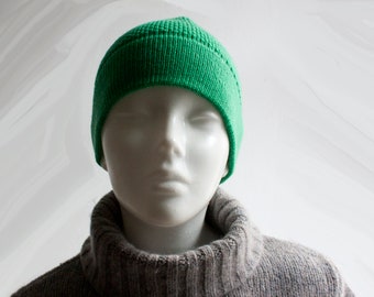grasgrüne, gestrickte Mütze aus kratzfreier Wolle ( Merino)/ green merinowool Beanie