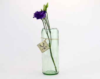 Bloemenvaas / Upcycling / handgemaakt van een wijnfles / RoomCulture # 7 / Lichtgroen / ca. 20 cm