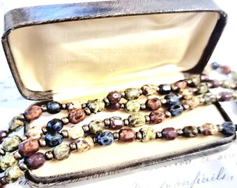 Lange 50er Jahre Endloskette, Schmale Vintage Halskette abgestufte Erdtöne, lange Mid-Century Kette Edelstein Optik, Boho Mode Wickelkette