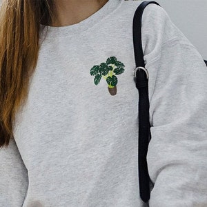 Bestickter Monstera Sweater in hellgrau Bild 1