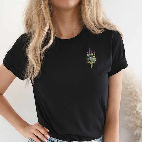 T-Shirt mit Wildblumen Stickerei auf der Brust in schwarz mit Blumen