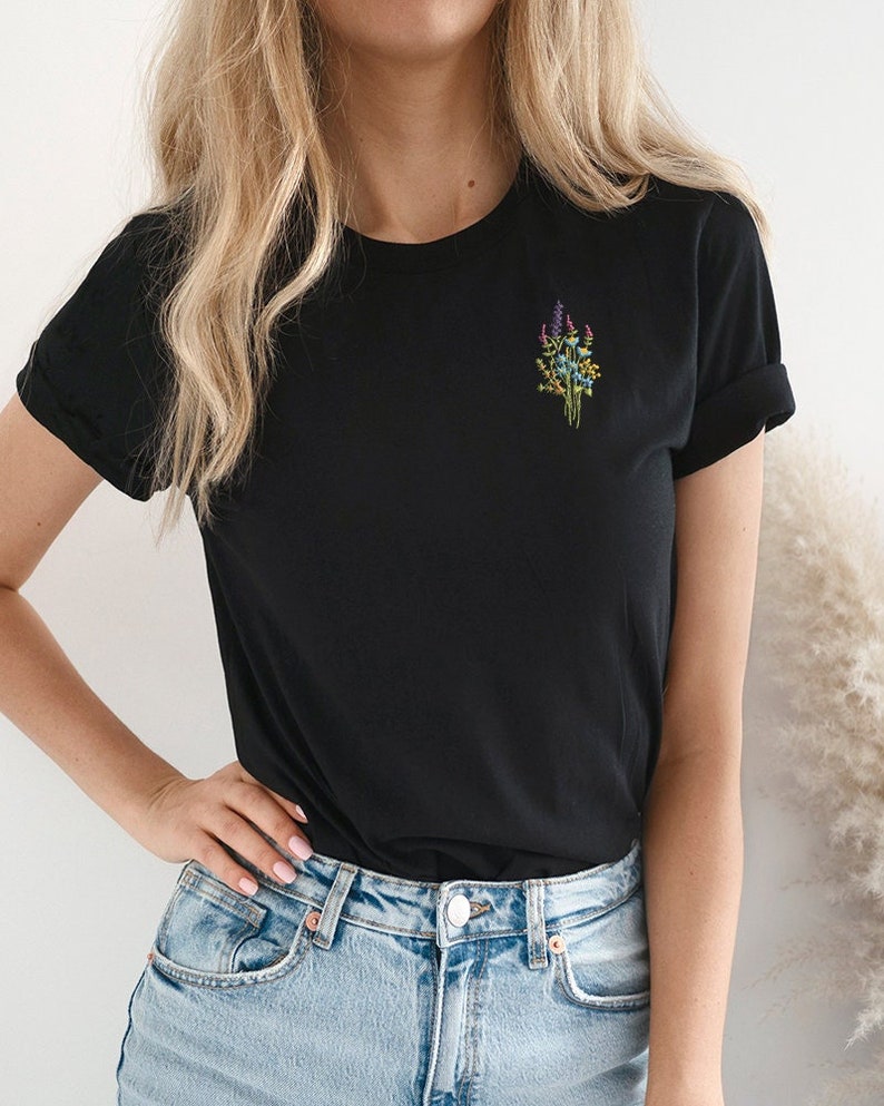 T-Shirt mit Wildblumen Stickerei auf der Brust in schwarz mit Blumen Bild 1