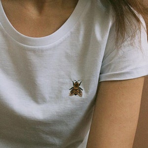 T-shirt embroidered with bee