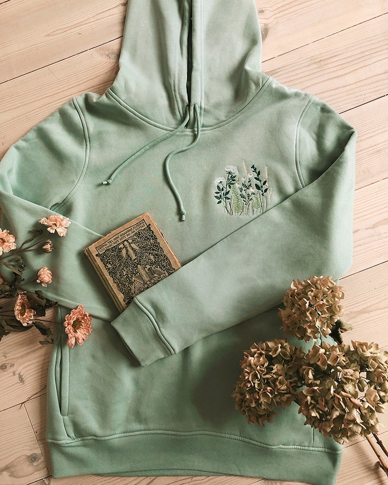 Bestickter Wildblumen Hoodie in Salbei Bild 1