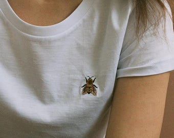 T-shirt embroidered with bee