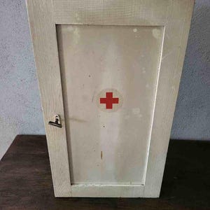 ancienne armoire à pharmacie, armoire à pharmacie, armoire de premiers secours, armoire murale, armoire suspendue.