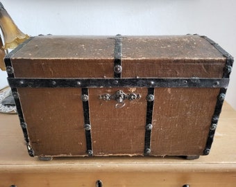 piccola vecchia cassapanca con coperchio rotondo intorno al 1880 scatola da trasporto scatola in legno scatola del tesoro
