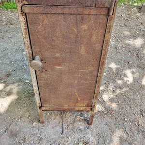 vieille armoire métallique, armoire en tôle, armoire industrielle