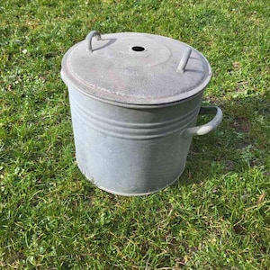 vecchio vaso di zinco, vaso per conserve, vaso per alimenti, barile di zinco, fioriera