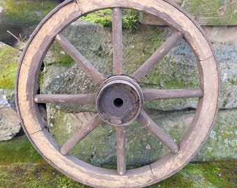rustiek oud wagenwiel, karwiel, houten wiel