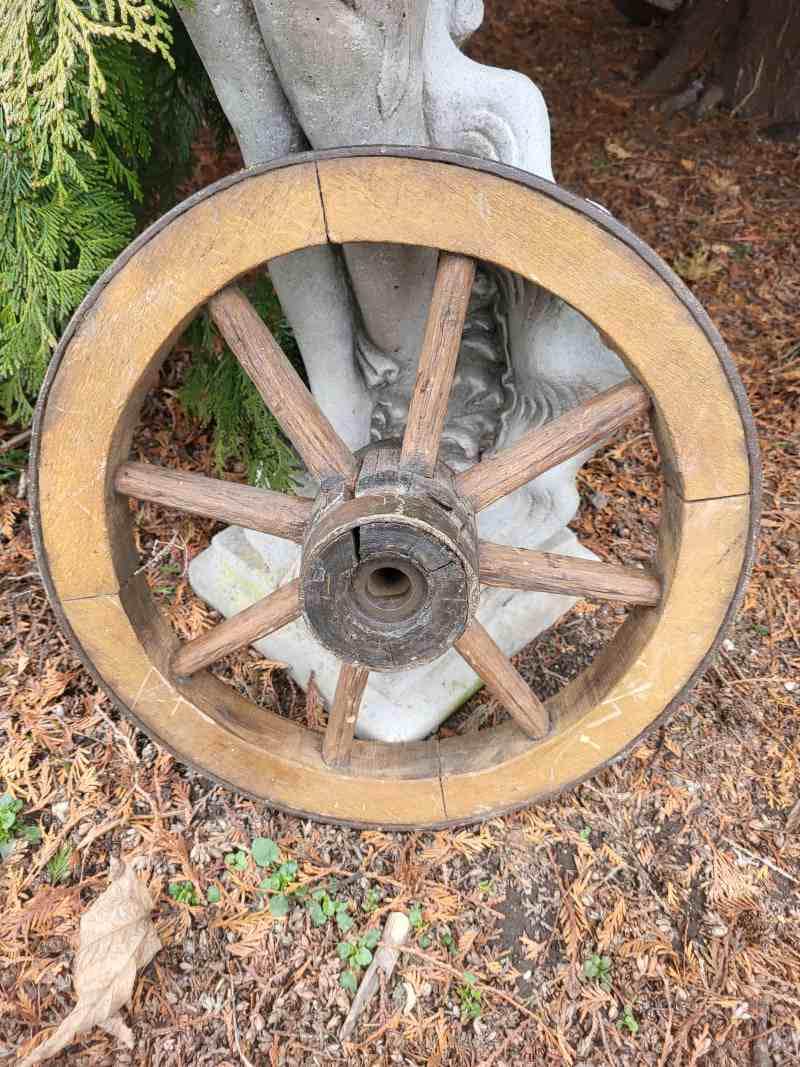 vecchia ruota di carriola, ruota di carro, ruota di legno, ruota con mozzo, ruota a raggi. Ruota di carro