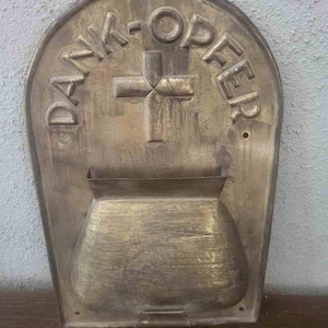 gammal offergåva från en kyrka eller ett kloster, penninggåvor, offergåvor, mässing