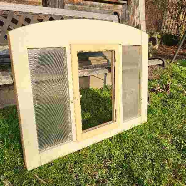 altes halbrundes Holzfenster mit Rahmen, Sprossenfenster, gut erhalten