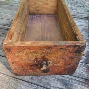 urige alte Schublade von einem Werkstattschrank, Schubkasten, Holzschublade