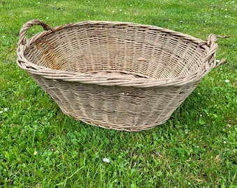 stary kosz na pranie, kosz wiklinowy, rattan