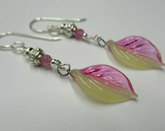 Boucles d'oreilles en forme de feuille de verre - Feuilles roses et crème - Argent sterling 925 avec perles de saphir rose