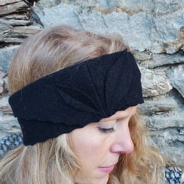 Stirnband aus reiner Schafwolle in schwarz mit Blätterapplikation, Ohrenwärmer, Accessoire aus Wolle, Geschenk, Walkstoff, handgearbeitet