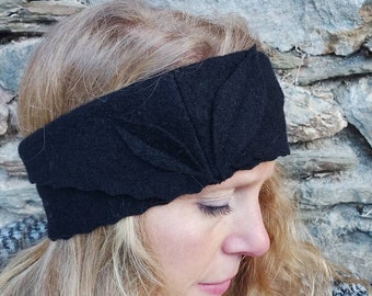 Stirnband aus reiner Schafwolle in schwarz mit Blätterapplikation, Ohrenwärmer, Accessoire aus Wolle, Geschenk, Walkstoff, handgearbeitet