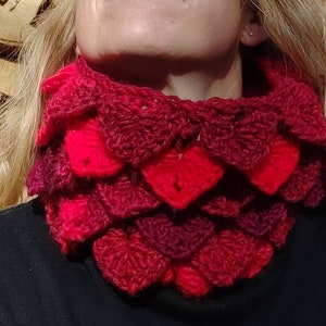 Crocheted loop made of soft sheep's wool, exclusive colorful shawl collar, crochet pattern, neck flatterer, scarf with dragon pattern, red