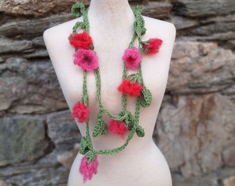 Collana in lana di pecora, mohair e seta, collana di fiori, collana, gioielli tessili, collana di filati, gioielli tessili, ghirlanda di fiori, fiori