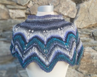 Pelerine, Halsschmeichler aus weichem NORO- Garn aus Schafwolle, Loop aus Farbverlaufsgarn, Schal, Kragen, Zipfelkragen, Cape, Wool