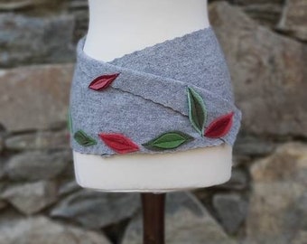 Kidney warmer in light grey made of pure sheep's wool, with colourful leaves, cacheur, hip flatterer, wool skirt, clothing made of virgin wool, wrap skirt