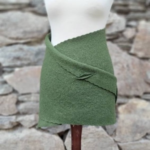 Peut inclure: Une jupe en laine verte à enrouler avec un design unique. La jupe est faite d'un tissu doux et texturé et a un style simple et élégant.